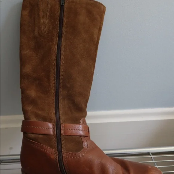 Clarks women’s Brown suede Leather Boots - Picture 8 of 8